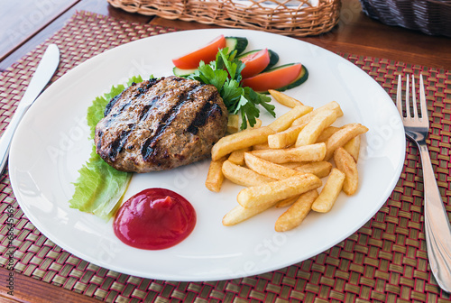 filet of beef grilled with French fries
