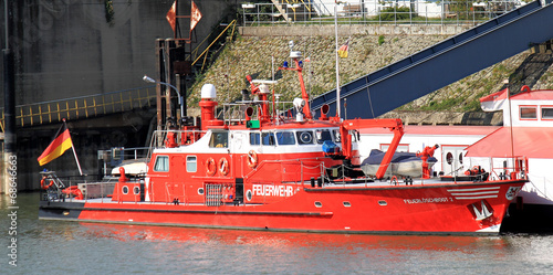 Feuerwehrboot im Hafen
