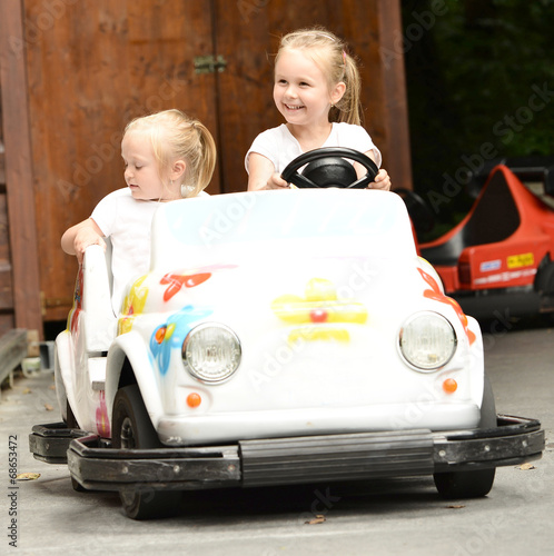 deux petites filles dans la voiture de jouet