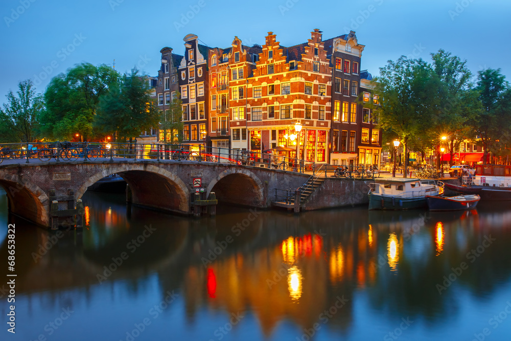 Naklejka premium Night city view of Amsterdam canal and bridge