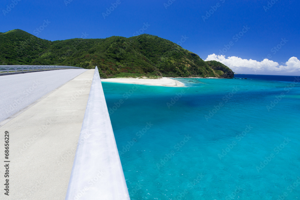 Fototapeta premium 沖縄の海・阿嘉大橋