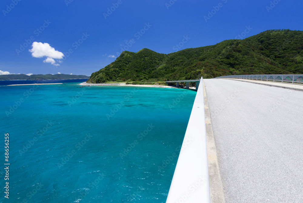 Fototapeta premium 沖縄の海・阿嘉大橋