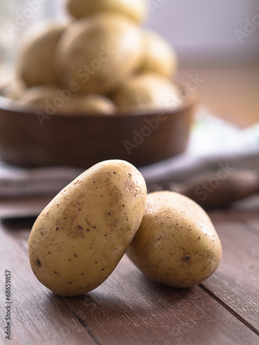 Rohe Kartoffeln auf einem Tablett
