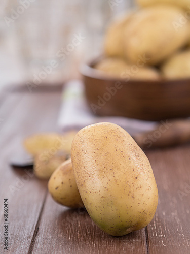 Rohe Kartoffeln auf einem Tablett