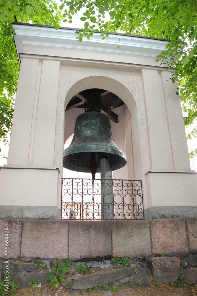 Obraz premium Die riesige Glocke neben der Pfarrkirche von Suomenlinna