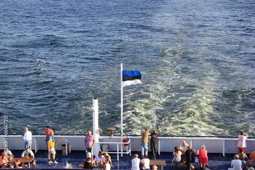 Estnische Flagge auf einem fahrenden Kreuzfahrtschiff photo