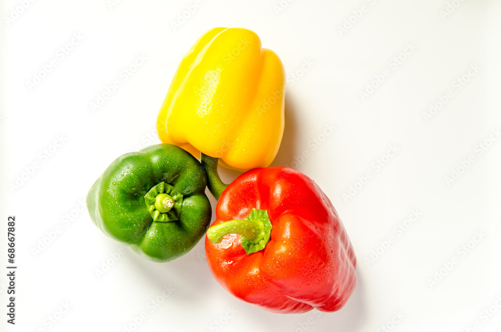 Paprika rot gelb gruen nebeneinander auf weiss Paprika rot gelb gruen nebeneinander auf weiss