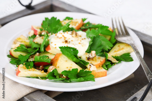 Green salad with apples, walnuts and cheese