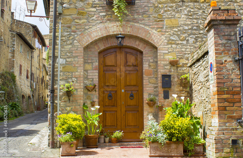 San Gimignano - Tuscany, Italy © Mira Drozdowski