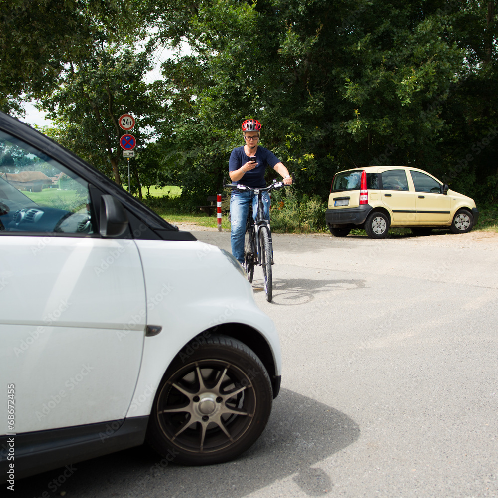 frau schaut beim radfahren auf ihr handy frau schaut beim radfahren auf ihr handy