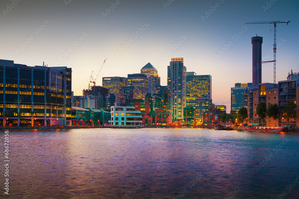 Fototapeta premium Londyn, Canary Wharf o zmierzchu