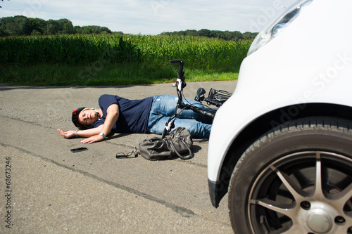 auto überfährt radfahrerin photo