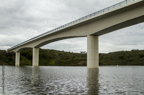 Beautiful view of a bridge over the Alqueva lake © Mauro Rodrigues