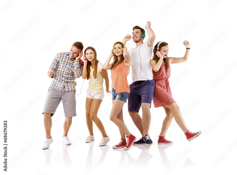 Obraz premium Group of young people listening to music