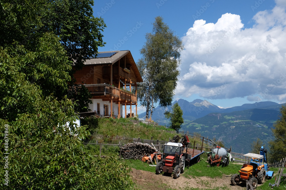 Bauernhof mit Traktoren in Südtirol