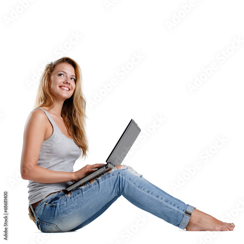 Smiling young woman using a laptop © Fotokvadrat