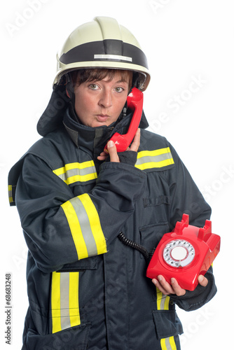 Feuerwehrfrau mit Telefon
