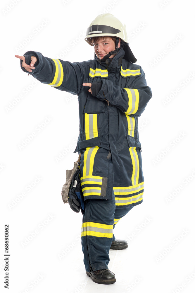 Feuerwehrfrau zeigt in eine Richtung Feuerwehrfrau zeigt in eine Richtung