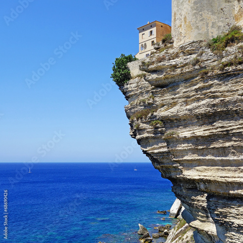 Maison de la citadelle de bonifacio perchée sur la falaise photo