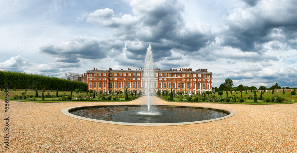 Obraz premium Hampton Court Palace and fountain at Privy Gardens