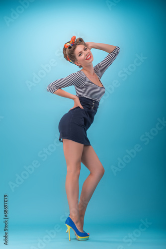 Foto Beautiful emotional girl with pretty smile in pinup style posing
