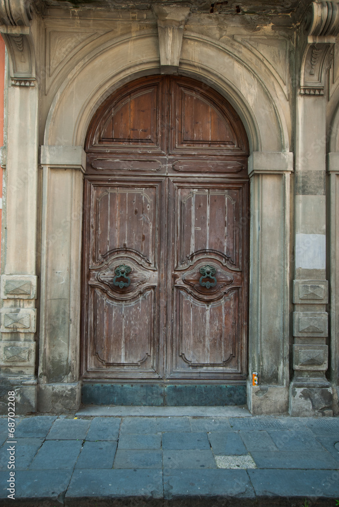 Portone di legno, ingresso palazzo