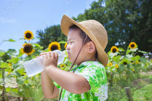 水を飲む子供