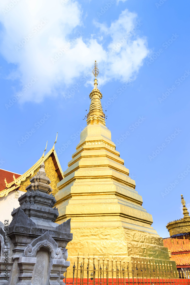 Fototapeta premium Wat Phra That Cho Hae, Phrae, Thailand