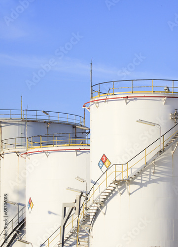 RFM extract chemicals tank strorage in petrochemical refinery pl photo