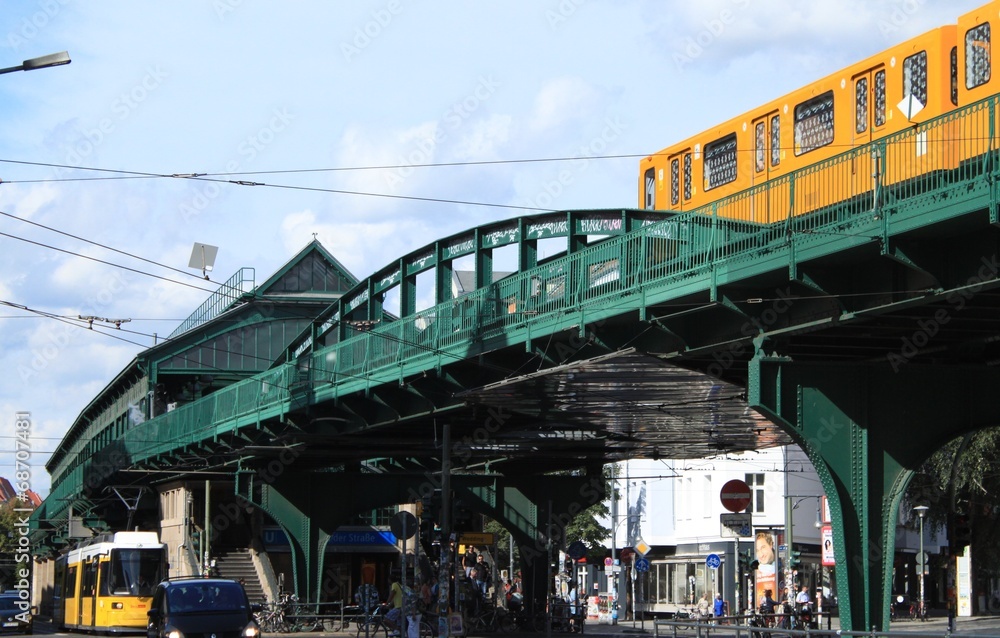 Fototapeta premium Hochbahntrasse in Berlin-Prenzlauer Berg