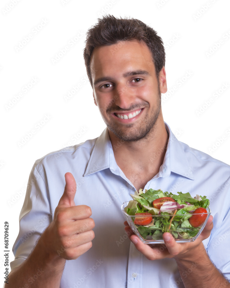 Lachender Mann empfiehlt frischen Salat Lachender Mann empfiehlt frischen Salat