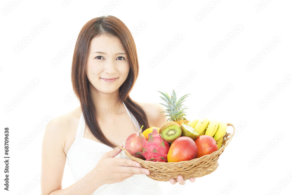 果物を持つ笑顔の女性 果物を持つ笑顔の女性