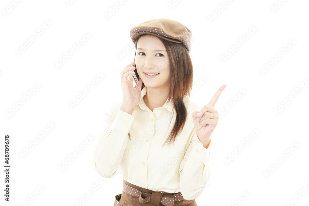 スマートフォンを持つウェイトレス