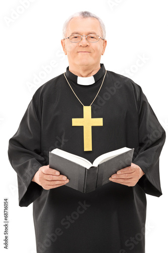 Foto Happy mature priest holding a holy bible