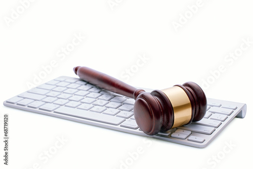 Valokuva Wooden gavel on a white computer keyboard