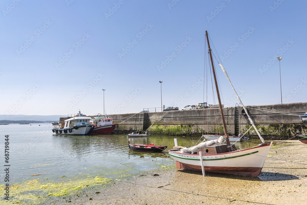 Fototapeta premium Łodzie na plaży Furado