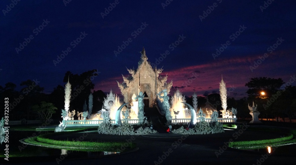 Wat Rongkhun in twilight sky
