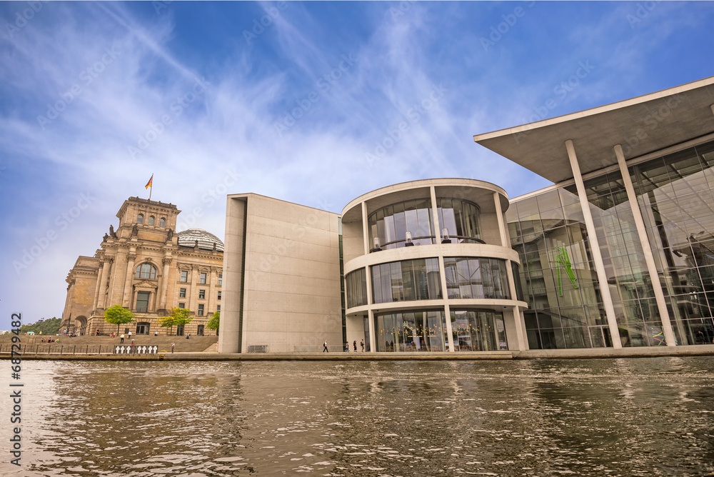 Obraz premium The Paul-Loebe-Haus and the Reichstag in Berlin
