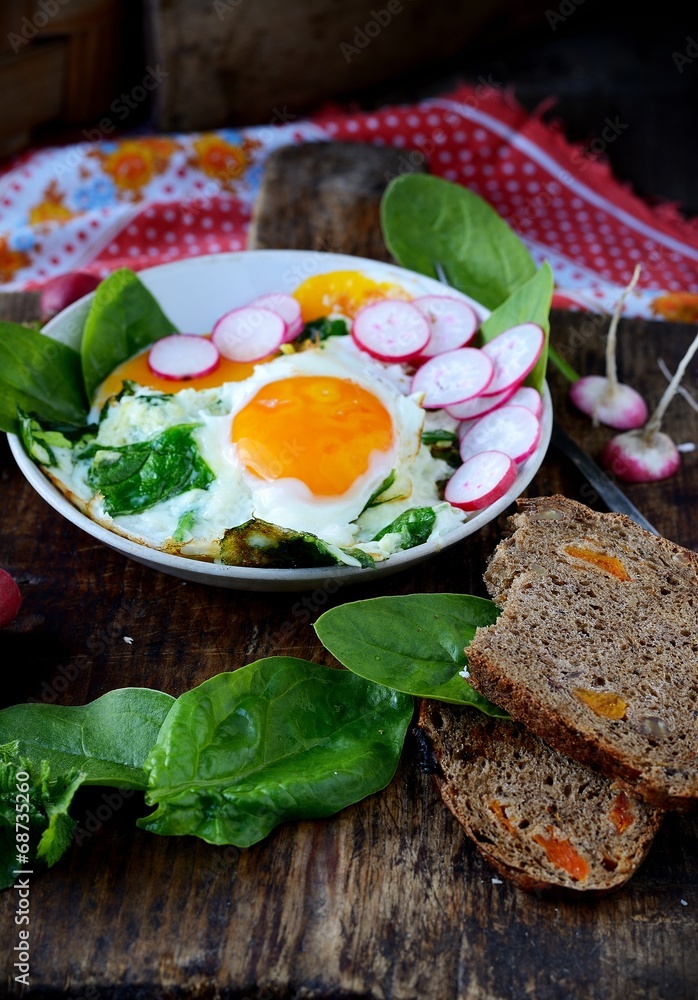 scrambled eggs with spinach and radish
