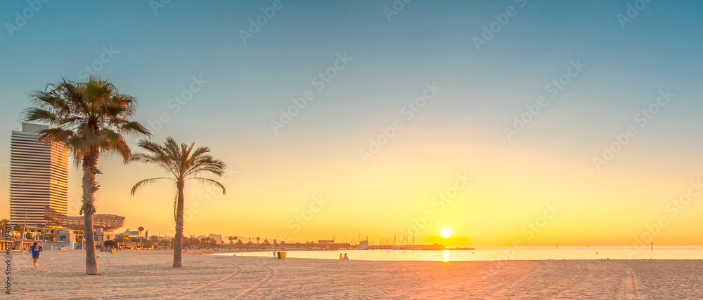 Fototapeta premium Plaża Barceloneta w Barcelonie o wschodzie słońca