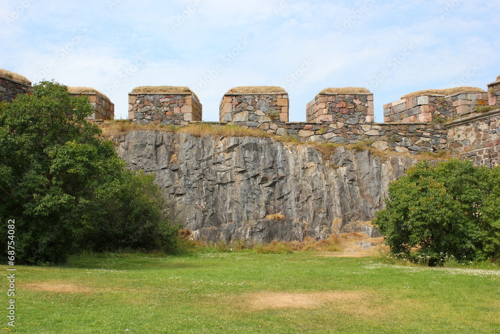 Mauer mit Zinnen auf der Festungsinsel Suomenlinna (Helsinki)