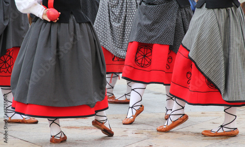 Bailarinas en un festival de folk vasco photo