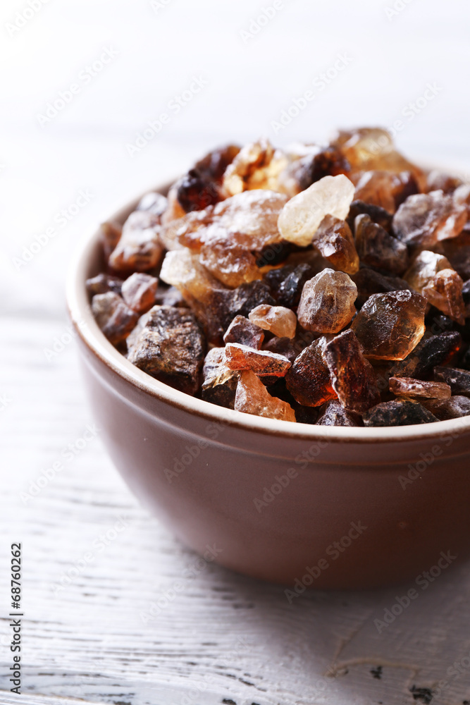 Obraz premium Reed sugar in bowl on wooden background