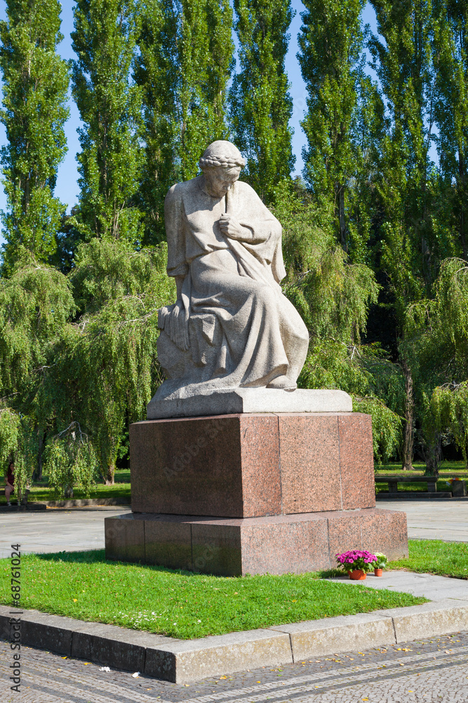 Obraz premium Soviet War Memorial (Treptower Park) Motherland statue.