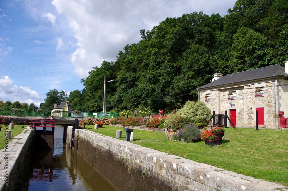 Fototapeta premium Canal et maison éclusière