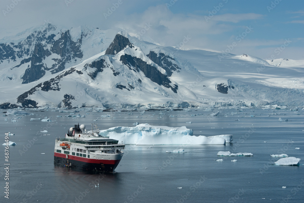 Sierkussen Toeristische boot op een zomerdag in de zeestraat in de buurt  van de Antarctische Pe - Nikkel-Art.nl