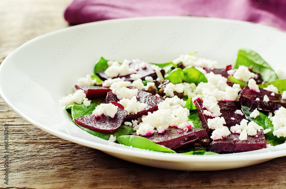 salad with beets, spinach and goat cheese