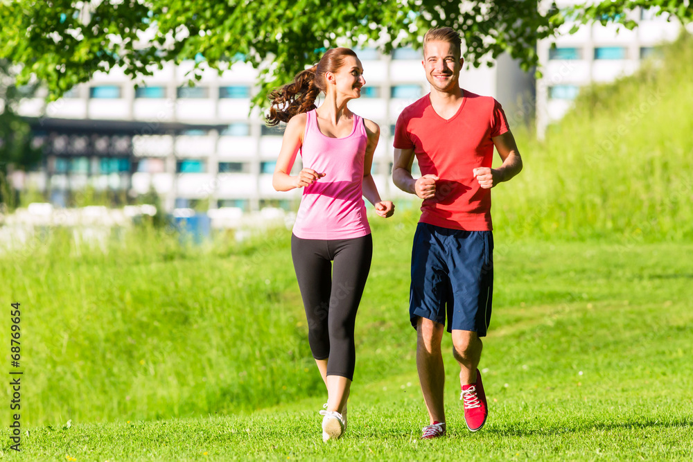 Freunde joggen gemeinsam durch den Park