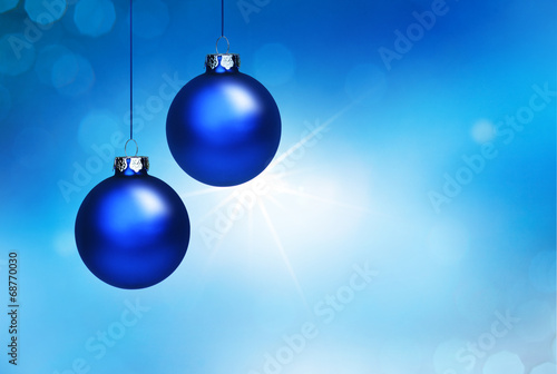 Blaue Weihnachtskugeln vor Blauem Hintergrund