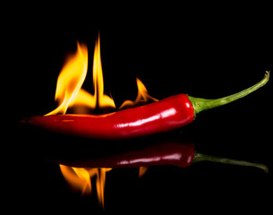 Papier peint photo Piments forts Piment chili flammes fond obscur  © leonid_shtandel